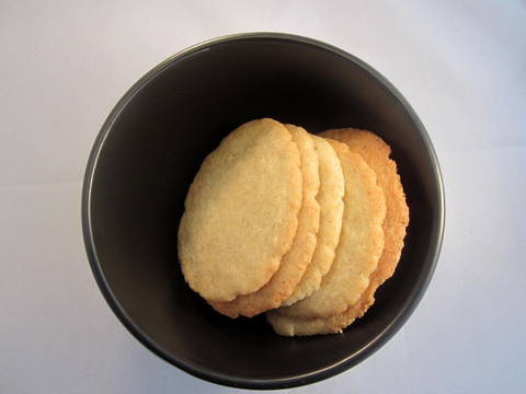 galletas de cardamomo horneadas en tazón negro