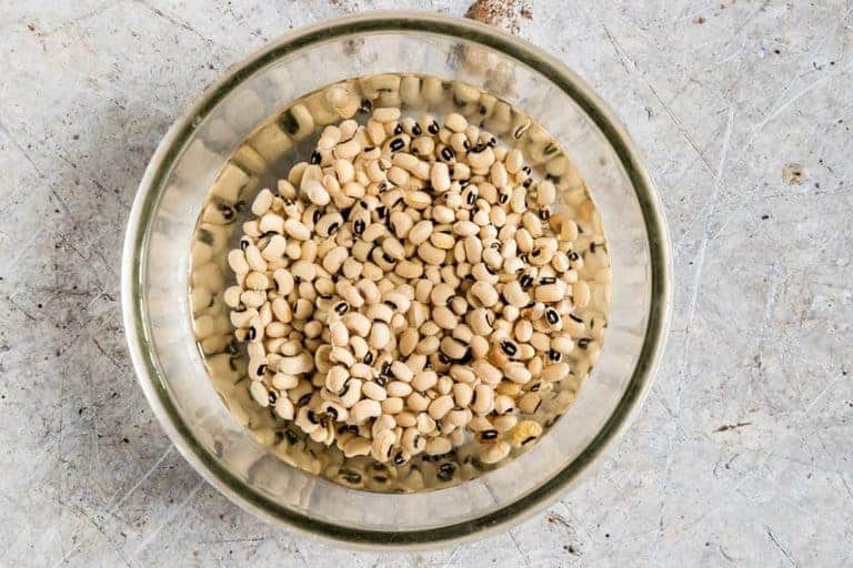 Soak the beans - how to cook black-eyed beans (black-eyed peas, black eyed beans) from scratch with pictures. recipesfromapantry.com #blackeyedbeans #blackeyedpeas #howtocookblackeyedbeans #howtocookblackeyedpeas