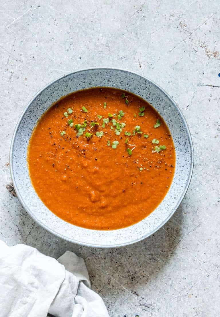 a simpl ebowl of easy vegan tomato soup