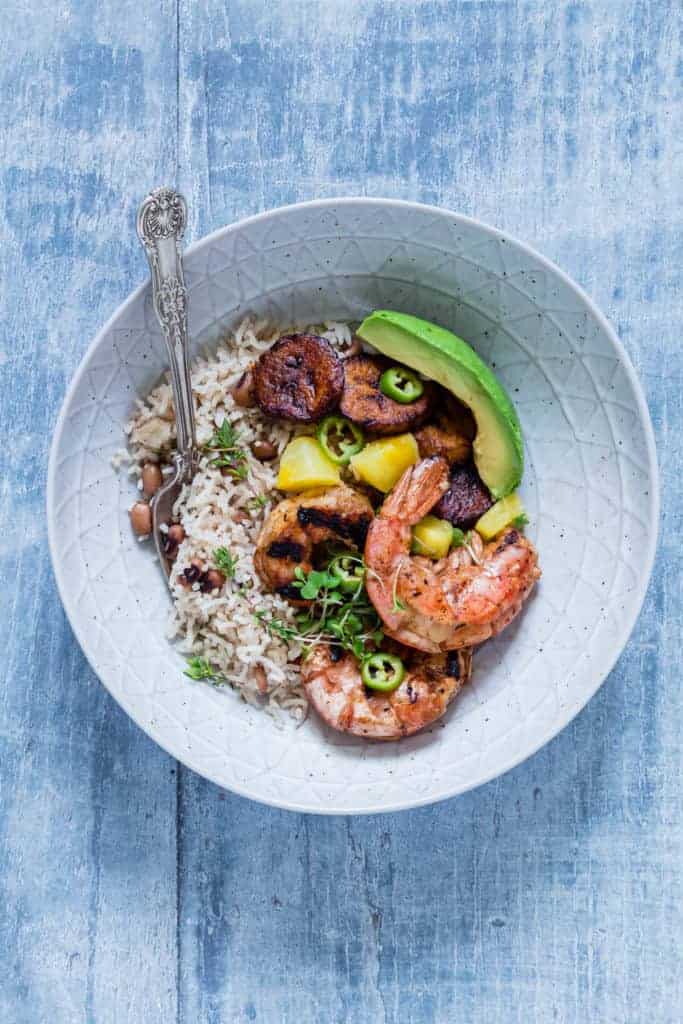 These jerk shrimps with coconut rice and peas recipe work well for every meal you can imagine. African recipe.