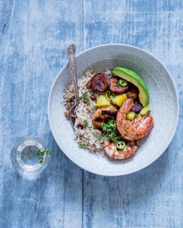 These jerk shrimps with coconut rice and peas recipe work well for every meal you can imagine. African recipe.