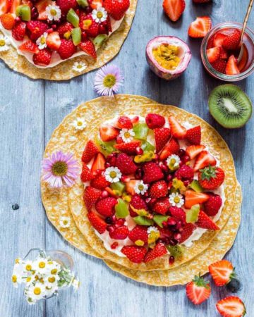 Easy fruit pancake pizza recipe perfect for cooking with kids. Made with pancakes, cream cheese, strawberries, kiwis and raspberries. recipesfromapantry.com