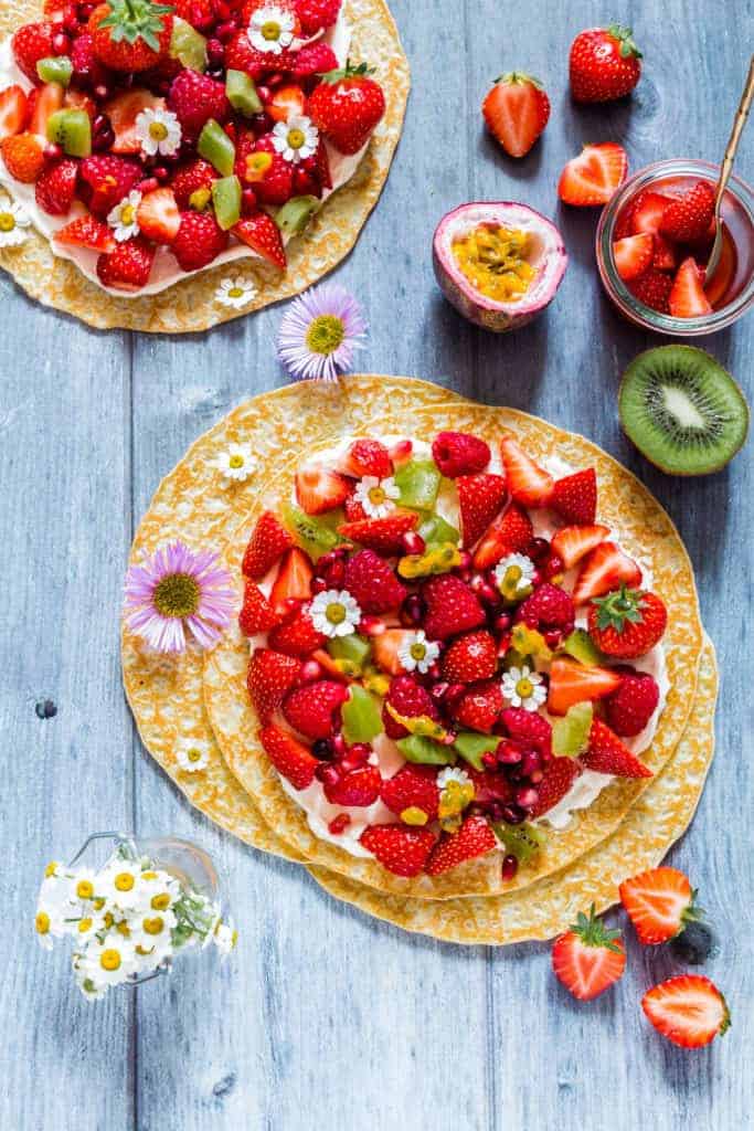 Easy fruit pancake pizza recipe perfect for cooking with kids. Made with pancakes, cream cheese, strawberries, kiwis and raspberries. recipesfromapantry.com