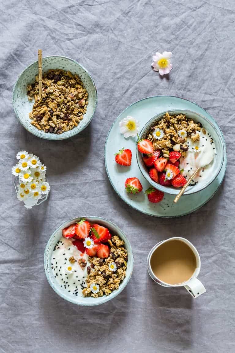 These marinated strawberry granola breakfast bowls recipe is perfect for summer. Vegan and gluten-free. recipesfromapantry.com