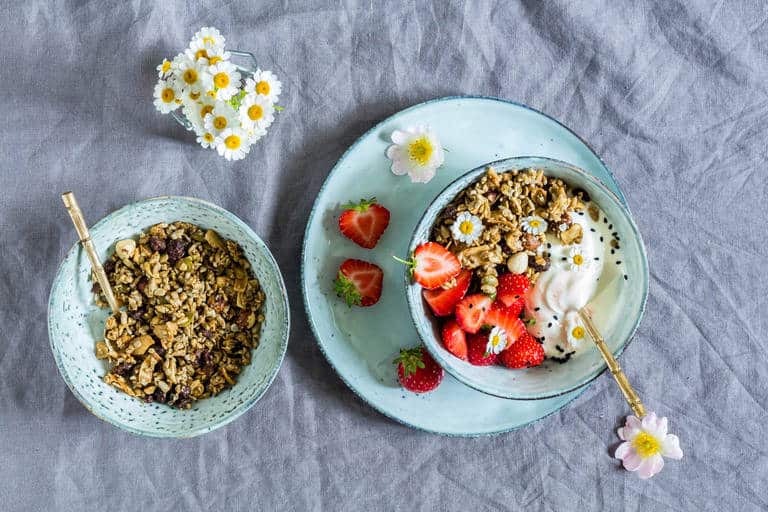 These marinated strawberry granola breakfast bowls recipe is perfect for summer. Vegan and gluten-free. recipesfromapantry.com
