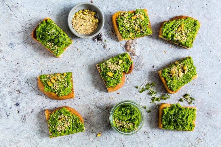 This easy creamy peas on toast recipe makes the perfect brunch treat. It is suitable for vegans and vegetarians. recipesfromapantry.com