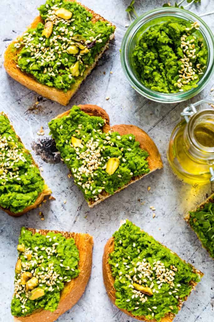 This easy creamy peas on toast recipe makes the perfect brunch treat. It is suitable for vegans and vegetarians. recipesfromapantry.com