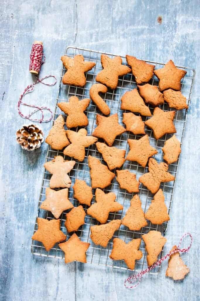 An awesome Pierniczki świąteczne (aka polish Christmas cookie) recipe. It is an instant favourite of mine and will be yours too. Recipesfromapantry.com #Pierniczkiświąteczne #christmascookies