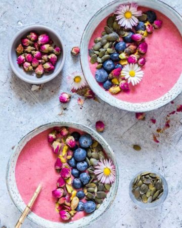 2 bowls of strawberry blueberry smoothie bowl