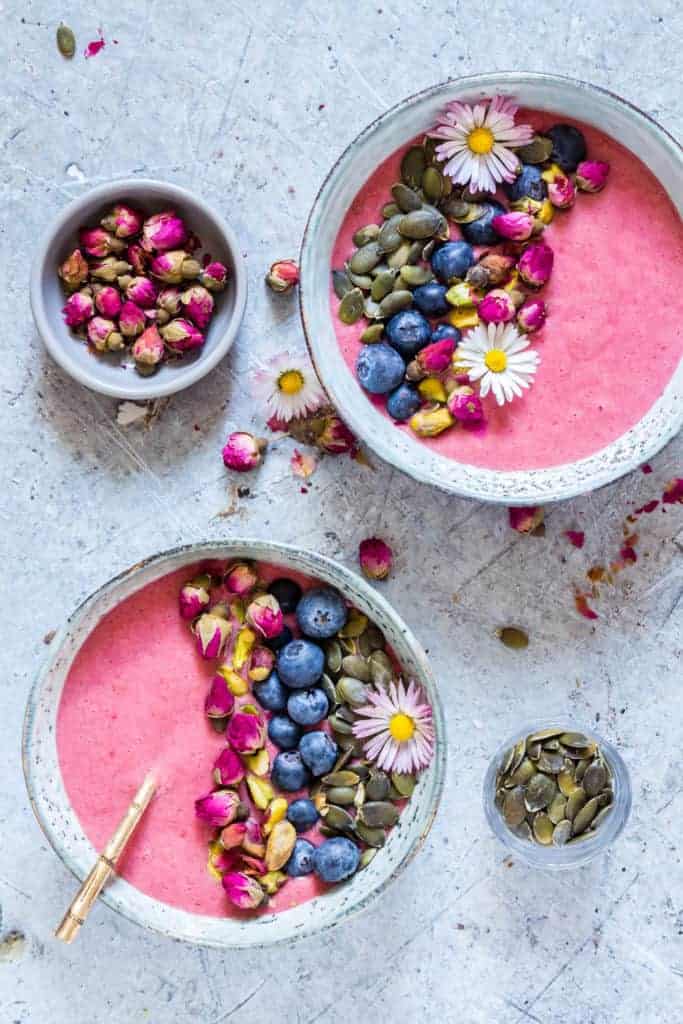 This strawberry blueberry smoothie bowl recipe is ready in just 5 mins. It is a high fibre smoothie that is great for any meal. recipesfromapantry.com