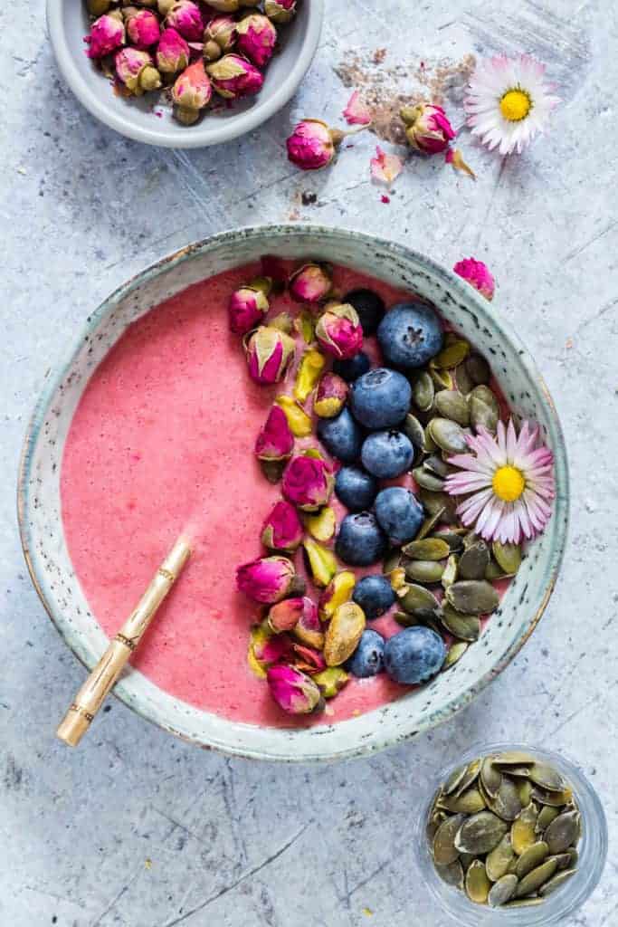 This quick and strawberry blueberry smoothie bowl recipe is ready in just 5 mins. It is a high fibre smoothie that is great for any meal. recipesfromapantry.com #smoothiebowl #strawberryblueberrysmoothie, #strawberrysmoothie, #blueberrysmoothie