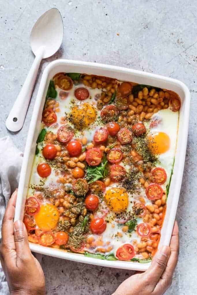 Beanz baked eggs with spinach and tomatoes are easy to make with only 5 essential ingredients – yet comfort food at its best. #bakedbeanz #bakedbeans #beanrecipes #bakedbeanzwithspinachandtomatoes #easybreakfastrecipes #5ingredientrecipes