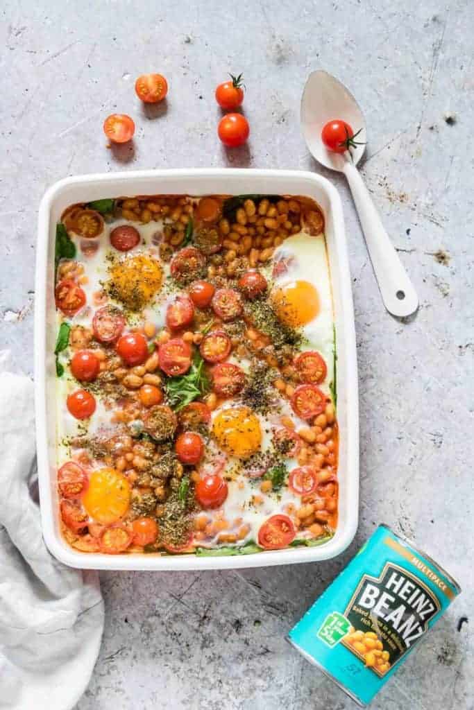 Beanz baked eggs with spinach and tomatoes are easy to make with only 5 essential ingredients – yet comfort food at its best. #bakedbeanz #bakedbeans #beanrecipes #bakedbeanzwithspinachandtomatoes #easybreakfastrecipes #5ingredientrecipes