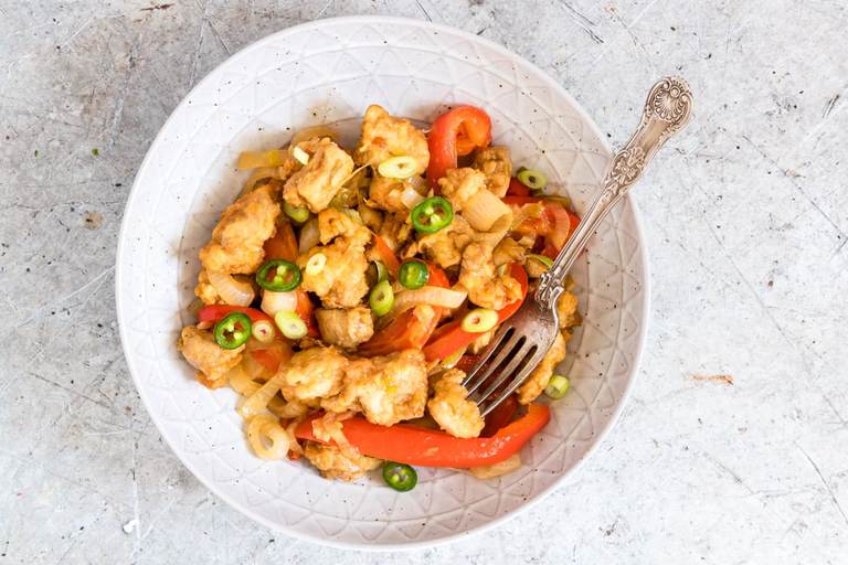 A quick chilli chicken recipe with step by step instructions and images. The perfect Indian Chinese comfort food. recipesfromapantry.com #chillichicken #chilichicken #easychillichicken #easychillichickenrecipe #spicychillichicken #howtomakechillichicken