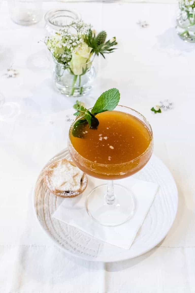 Looking for a Christmas martini or Christmas cocktail? Try this rich and flavourful Mincemeat Christmas Martini. #christmasdrinks #christmascocktail #christmasmartini #christmasrecipes