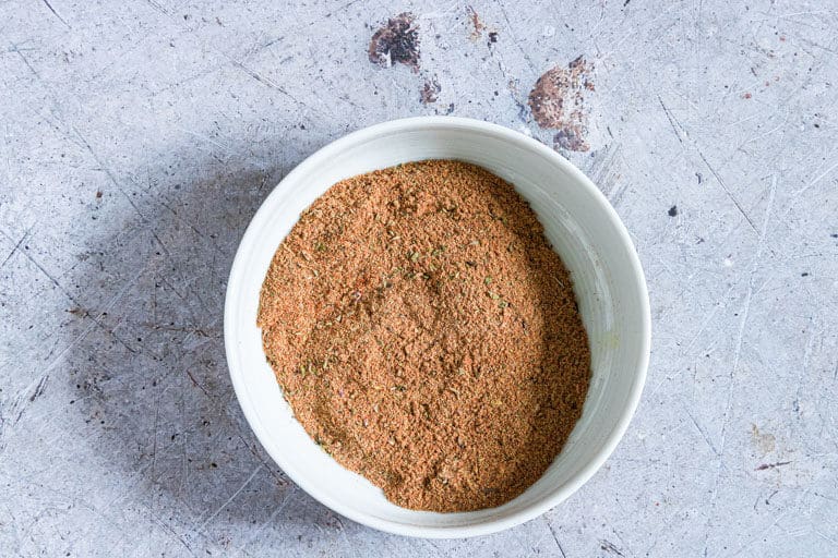 This homemade Fajita Seasoning Recipe is a great spice mix to have in your kitchen store cupboard. It vibrant, flavorful and soooo easy to make in less than 10 minutes!!  Perfect for adding Mexican flavors to all sorts of dishes like fajitas, casseroles and makes an affordable edible gift. Click through to get this awesome Fajita mix Recipe!! #fajitaseasoning #fajitasseasoning #fajitaspicemix #spiceblends #spicemixes #homemadespices #DIYspiceblend #spices #mexicanspices #seasoning #fajitamix