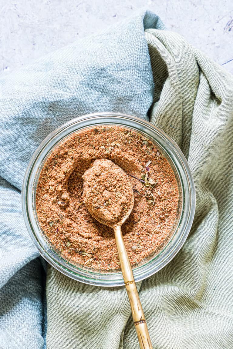 This homemade Fajita Seasoning Recipe is a great spice mix to have in your kitchen store cupboard. It vibrant, flavorful and soooo easy to make in less than 10 minutes!!  Perfect for adding Mexican flavors to all sorts of dishes like fajitas, casseroles and makes an affordable edible gift. Click through to get this awesome Fajita mix Recipe!! #fajitaseasoning #fajitasseasoning #fajitaspicemix #spiceblends #spicemixes #homemadespices #DIYspiceblend #spices #mexicanspices #seasoning #fajitamix