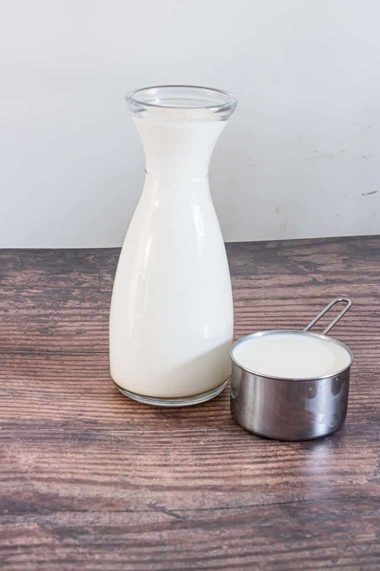 two measuring vessel on wood table showing how many cups in a pint