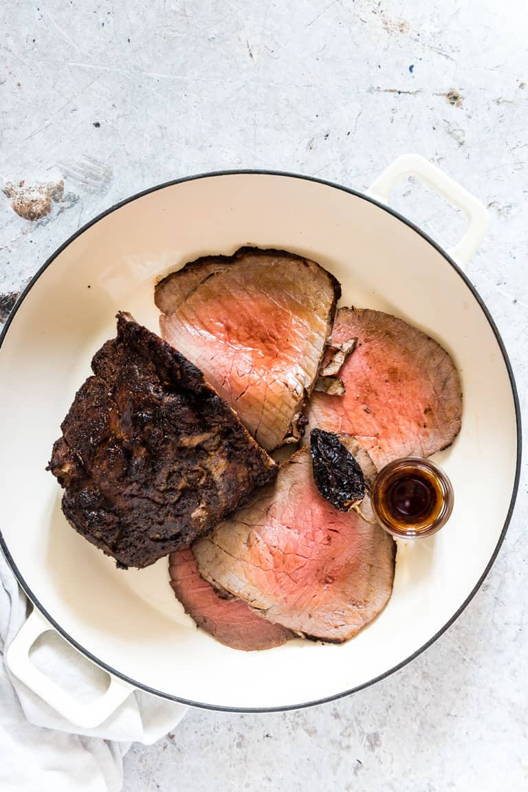 how to cook perfect roast beef with slices of roast beef in a white pot