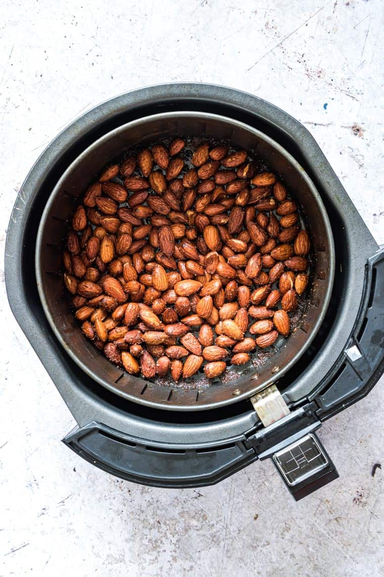 طهي لوز السكر في سلة مقلاة الهواء