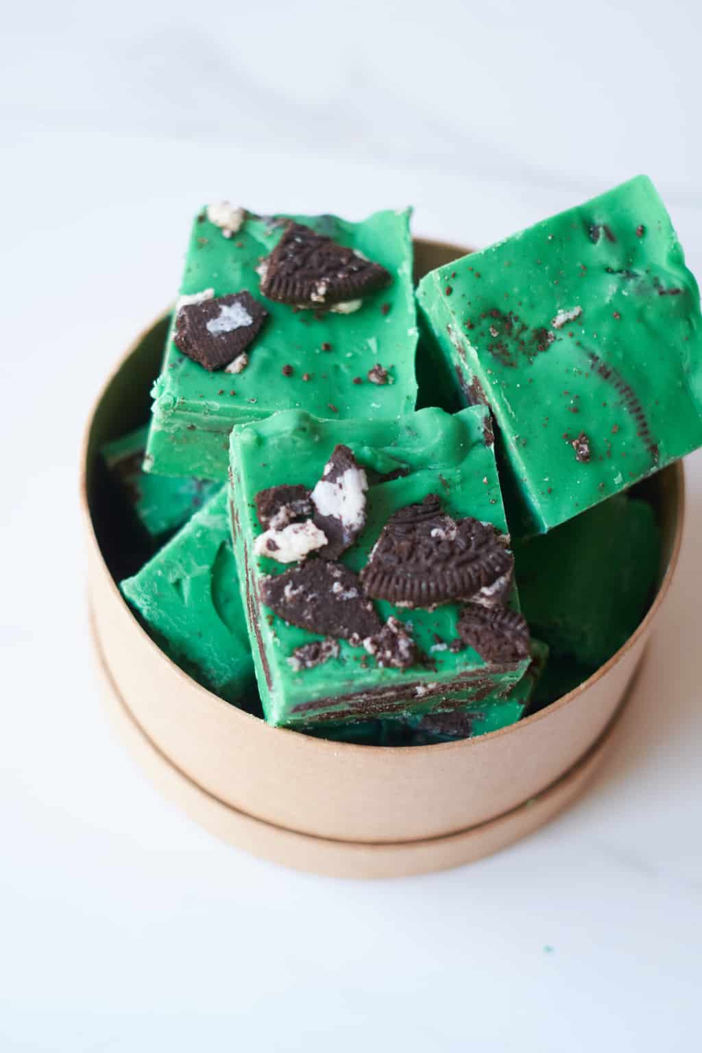NO BAKE GREEN MINT OREO FUDGE easy green desserts for St Patricks Day. Get tons of dessert ideas from decadent, no bake, easy, vegan and green!