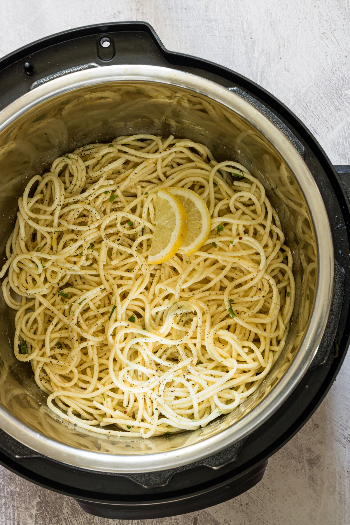 easy lemon pasta in the instant pot with lemon slices
