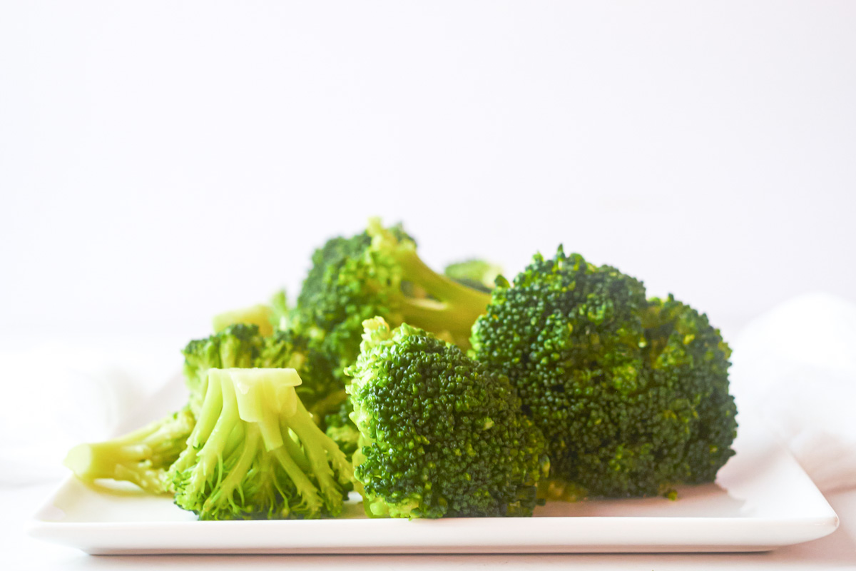 поглед са стране на готов рецепт за кухање броколија