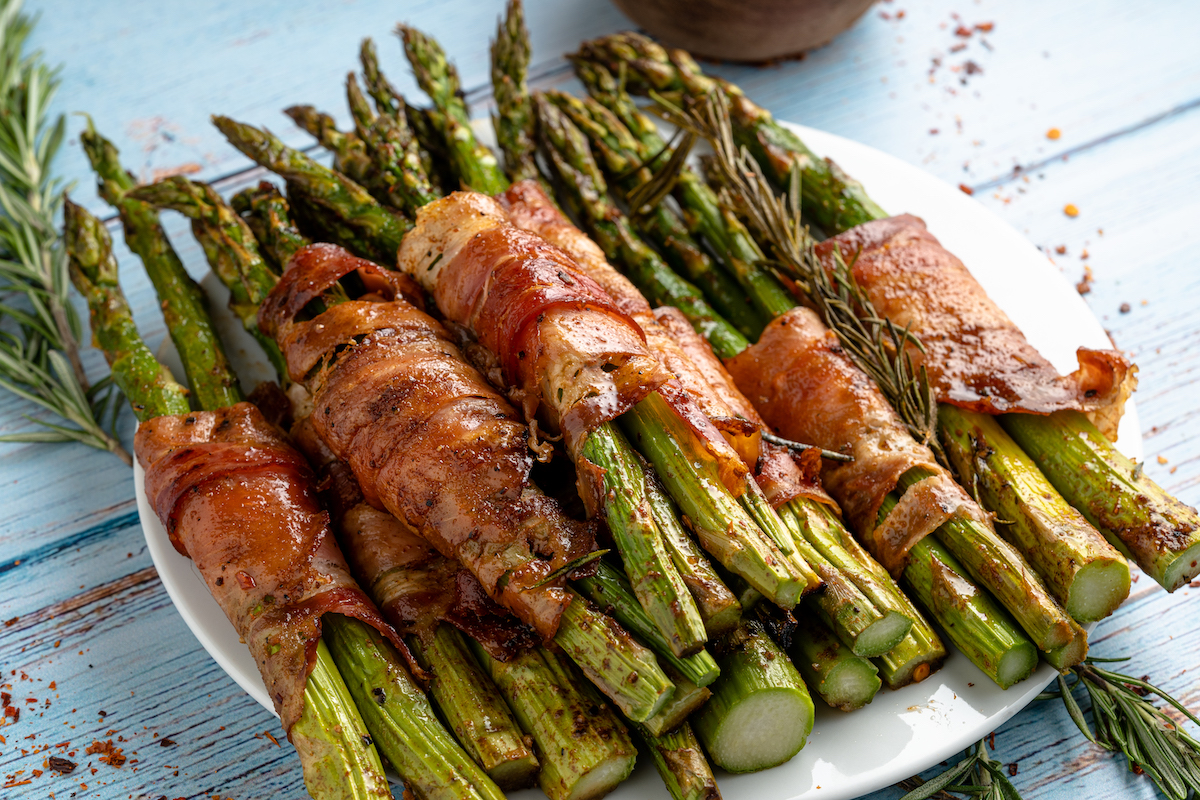 bacon wrapped asparagus bundles ready to be served