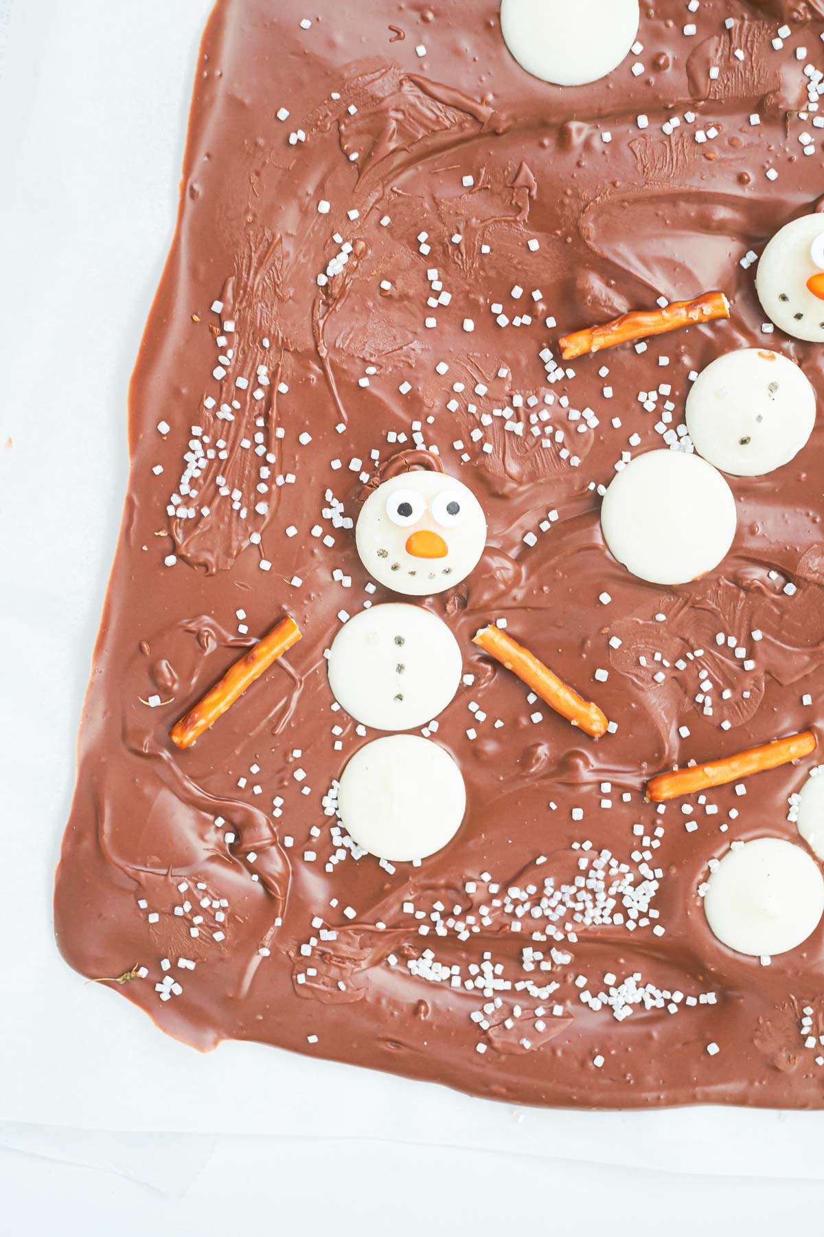 the finished melted snowman chocolate bark ready to be served