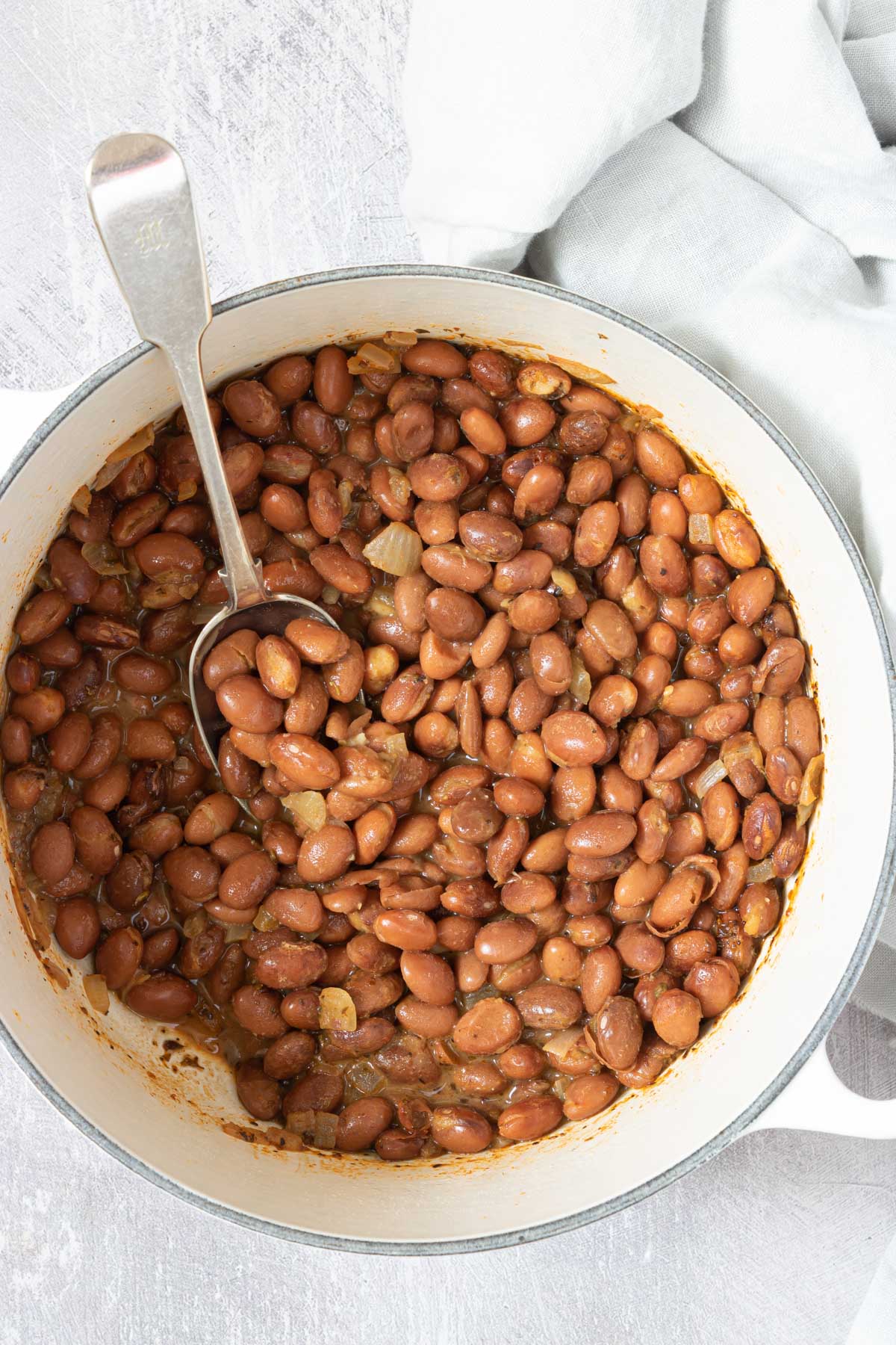 top down view of the completed how to cook canned pinto beans recipe