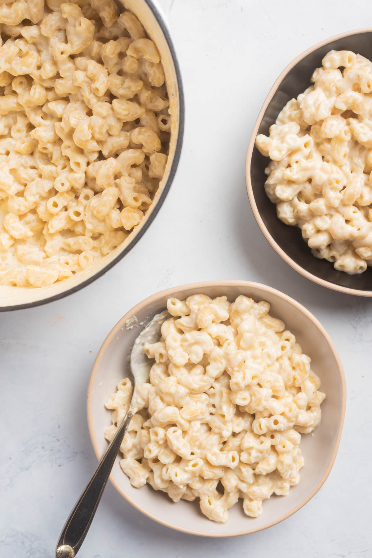 white cheddar mac and cheese being served in two bowls