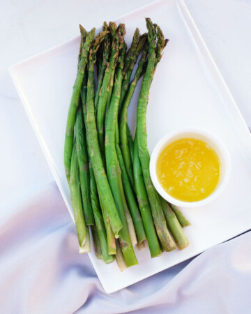 top down view of the frozen asparagus in air fryer recipe