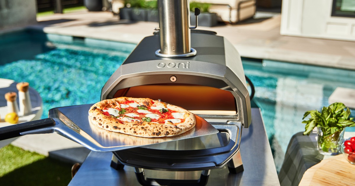 Outdoor pizza oven for outdoor loving cooks. 