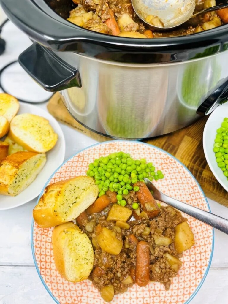 Minced beef hotpot with peas and garlic bread.