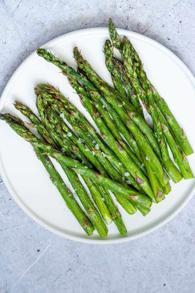 air fryer asparagus served on a white plate